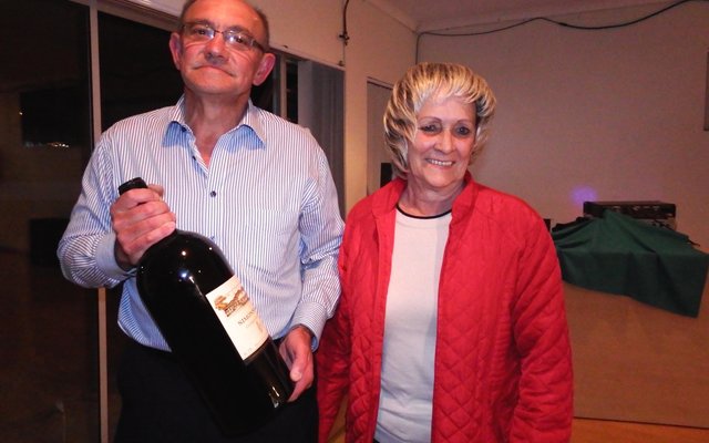 Johan Wiese en Roza Rabe, met Roza wat die bottel wyn teruggeskenk het om opgeveil te word